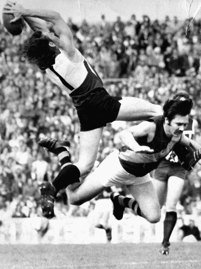 Russell Ebert marks over Glenelg’s Peter Marker in a 1974 preliminary final at Football Park.