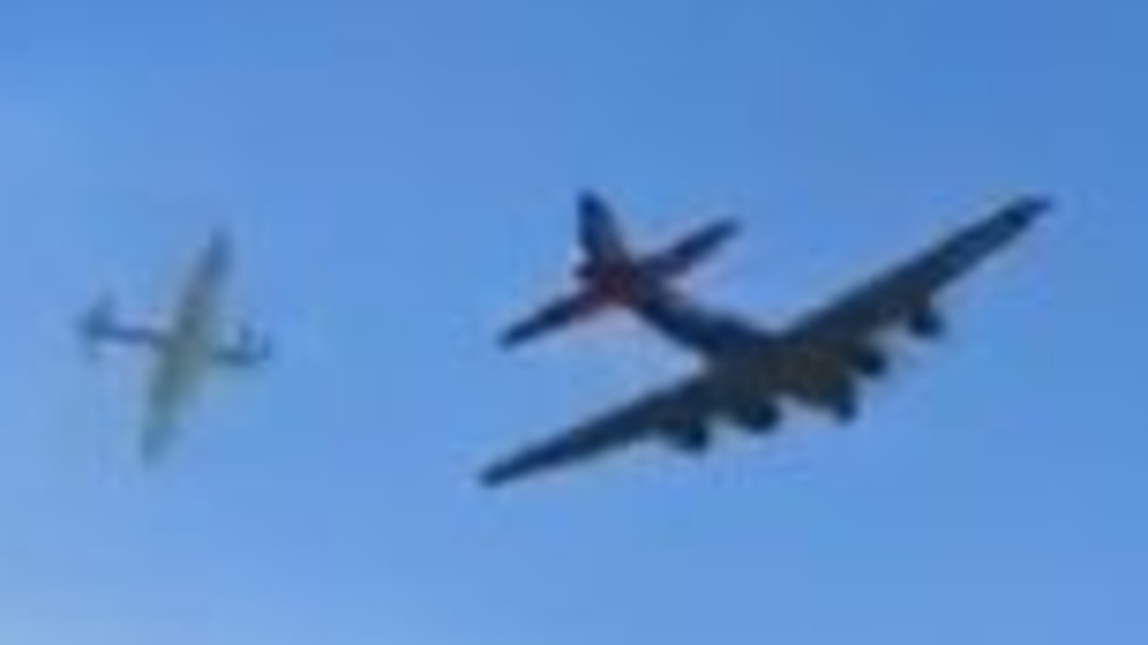 Katastrofa pokazu lotniczego w Dallas: zderzają się w powietrzu dwa samoloty z czasów II wojny światowej |  wideo