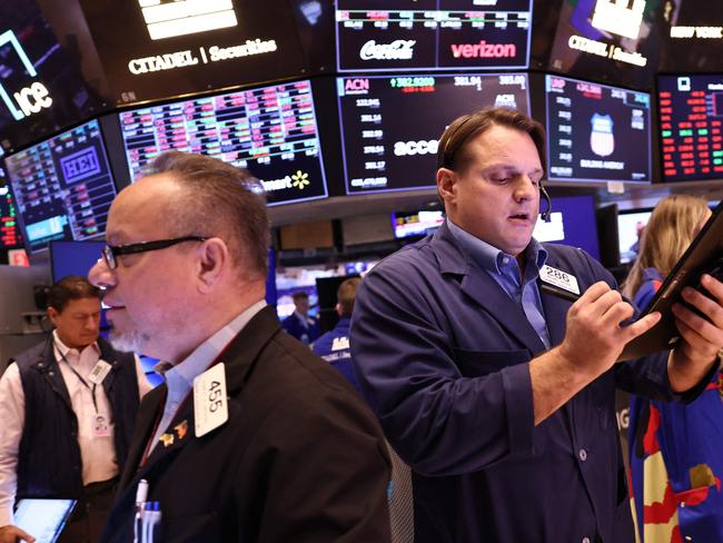 NEW YORK, NEW YORK - FEBRUARY 03: Traders work on the floor of the New York Stock Exchange during morning trading on February 03, 2025 in New York City. All three major indexes opened on a downward trajectory to start the month of February after U.S. President Donald Trump signed an executive order enacting 25% tariffs on imports from Canada and Mexico and also placing a 10% levy on imports from China.   Michael M. Santiago/Getty Images/AFP (Photo by Michael M. Santiago / GETTY IMAGES NORTH AMERICA / Getty Images via AFP)