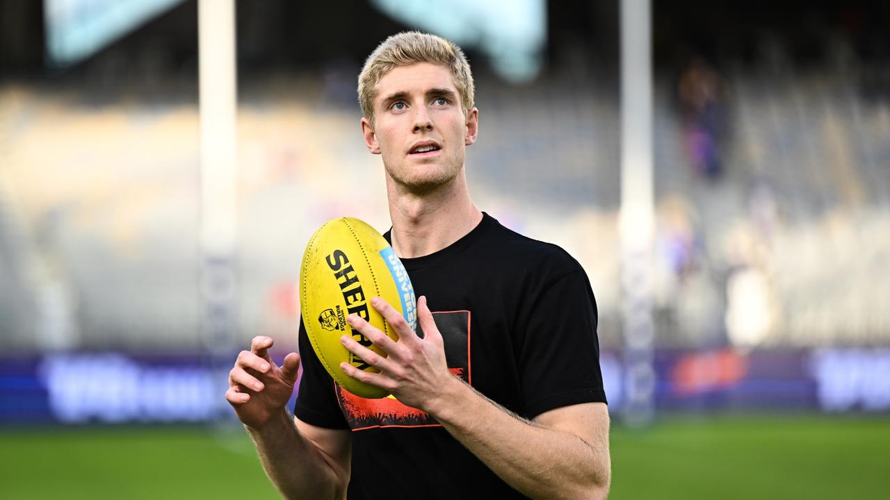 Tim English car rack up big disposal numbers with his mobility around the ground. Picture: Daniel Carson/AFL Photos via Getty Images