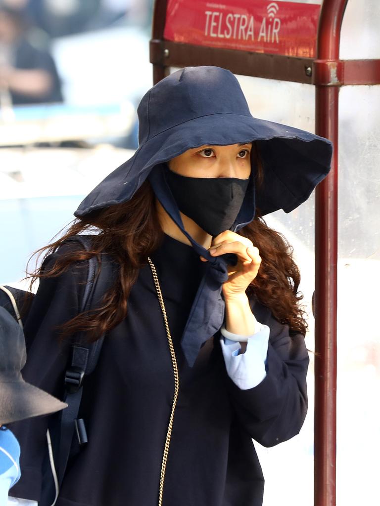 As smoke from bushfires engulfs Sydney, morning commuters are pictured wearing face masks as they make their way to work. Picture: MATRIX