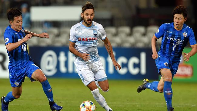 Sydney FC midfielder Milos Ninkovic gets between Ulsan's Sin Jin-ho (L) and Kim In-sung  on Wednesday night. Picture: AFP 