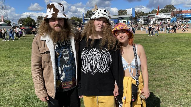 This trio arrived in matching cow bucket hats.