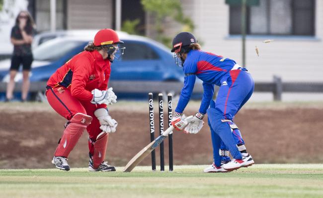 Kaia Arua, EAP stumped by Kylie Rattray, SA.