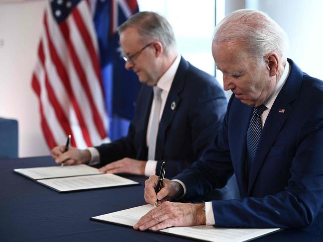 US President Joe Biden (R) signs documents with Australia's Prime Minister Anthony Albanese during a bilateral meeting as part of the G7 Leaders' Summit in Hiroshima on May 20, 2023. (Photo by Brendan SMIALOWSKI / AFP)