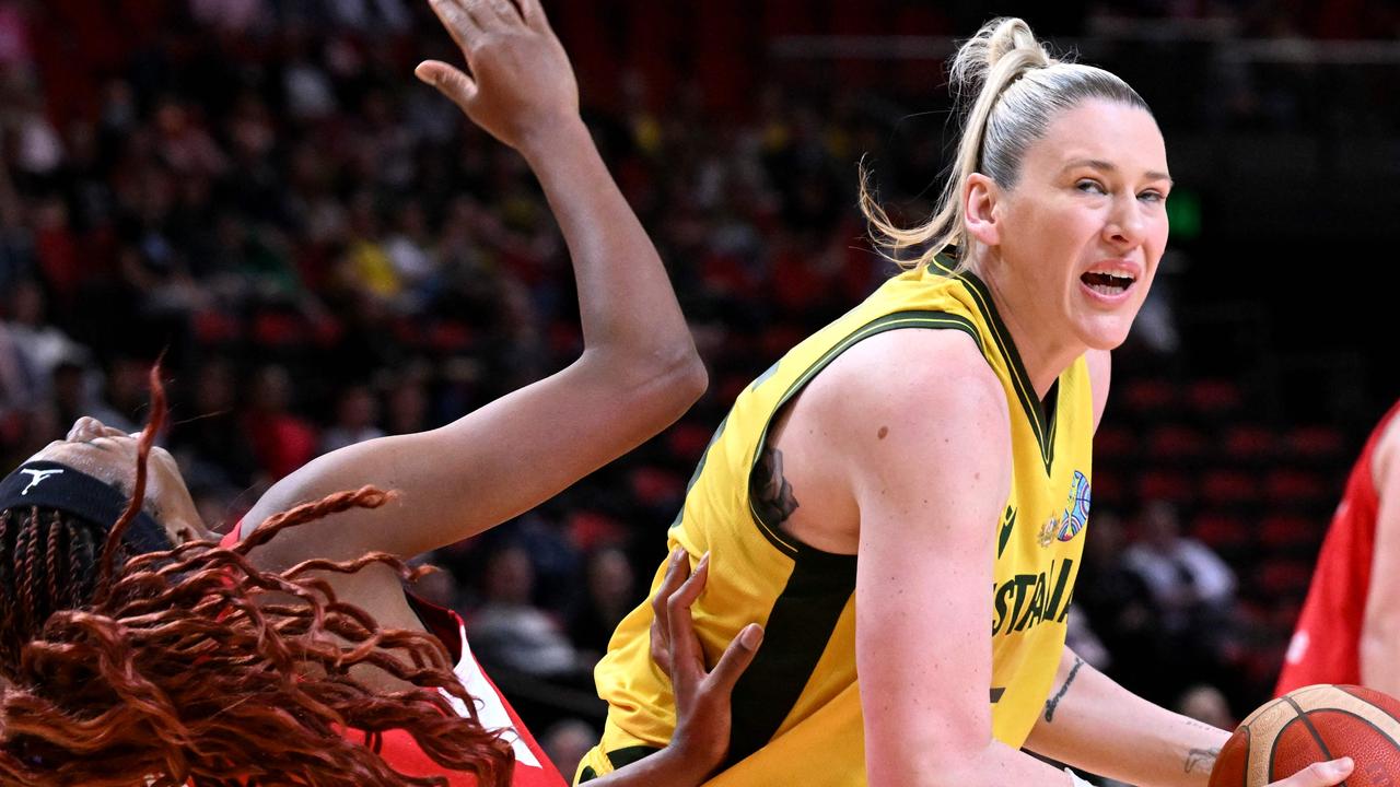 Australia's Lauren Jackson (R) drives at the basket past Japan's Stephanie Mawuli during the Women's Basketball World Cup group B game between Australia and Japan in Sydney on September 27, 2022. Photo: WILLIAM WEST / AFP.