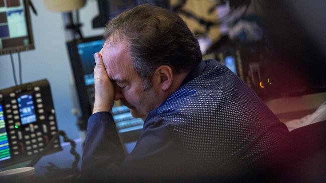 NEW YORK, NY - SEPTEMBER 28: A trader works on the floor of the New York Stock Exchange during the afternoon of September 28, 2015 in New York City. Stocks plunged nearly 300 points today, closing at just above 16,000. Andrew Burton/Getty Images/AFP == FOR NEWSPAPERS, INTERNET, TELCOS & TELEVISION USE ONLY ==