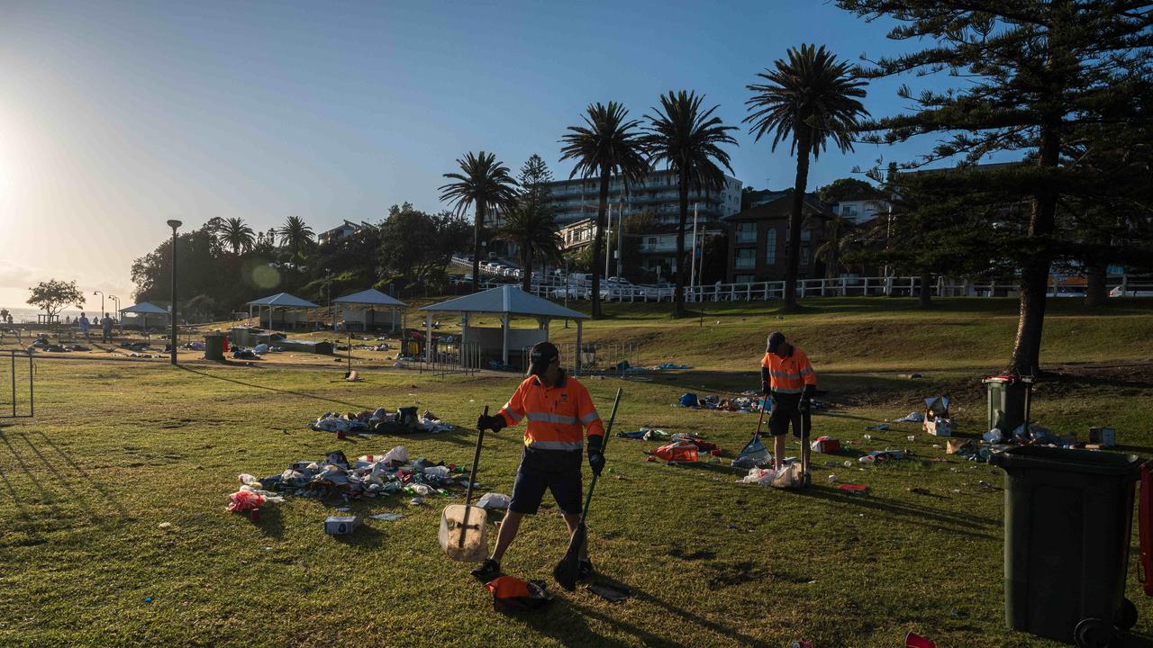 Council staff work hard to clean up the mess on Box Day morning. NewsWire / Flavio Brancaleone