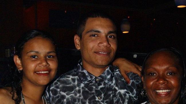 Jodie Dodd, Dwayne Wyles & Mindy Freeman at Mantaz Club & Bar Pic Bryan Lynch AD135015