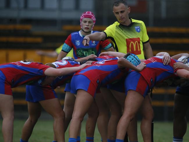 Isla Hodgson prepares to feed the scrum. Picture: Warren Gannon Photography