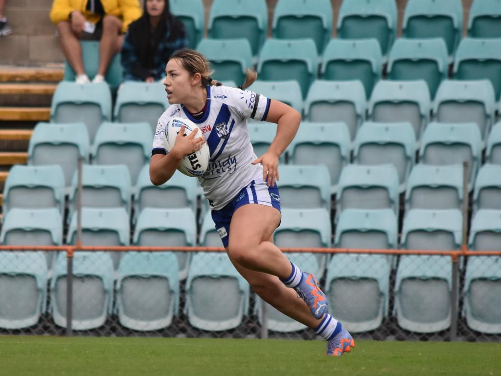 Abby Aros runs back at the defensive line. Picture: Sean Teuma/NewsLocal