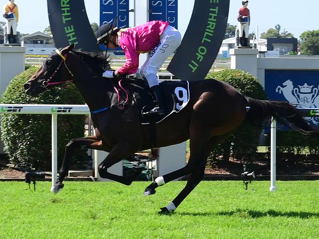 Perilous Love (James Orman) wins by a space. Photo: Grant Peters, Trackside Photography