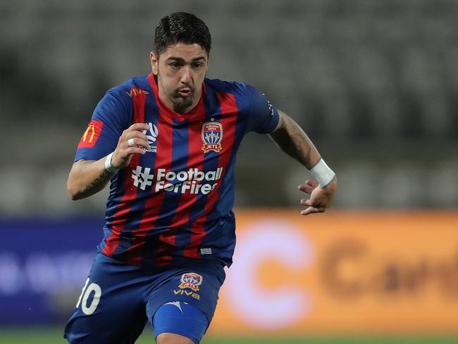 SYDNEY, AUSTRALIA - AUGUST 13: Dimitri Petratos of the Jets is chased by Reno Piscopo of the Wellington Phoenix during the round 24 A-League match between the Newcastle Jets and the Wellington Phoenix at Netstrata Jubilee Stadium on August 13, 2020 in Sydney, Australia. (Photo by Matt King/Getty Images)