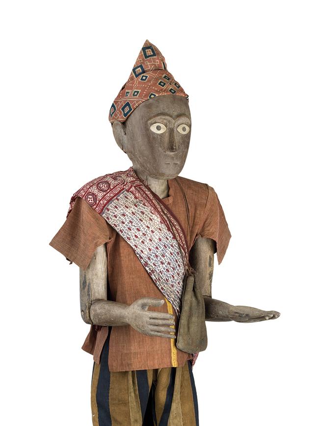 Ancestral portrait of a man, 1979, made from jackfruit wood, bone and cotton, from Sesean, South Sulawesi.