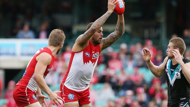 Lance Franklin got a knock to his knee on Saturday. Getty Images.