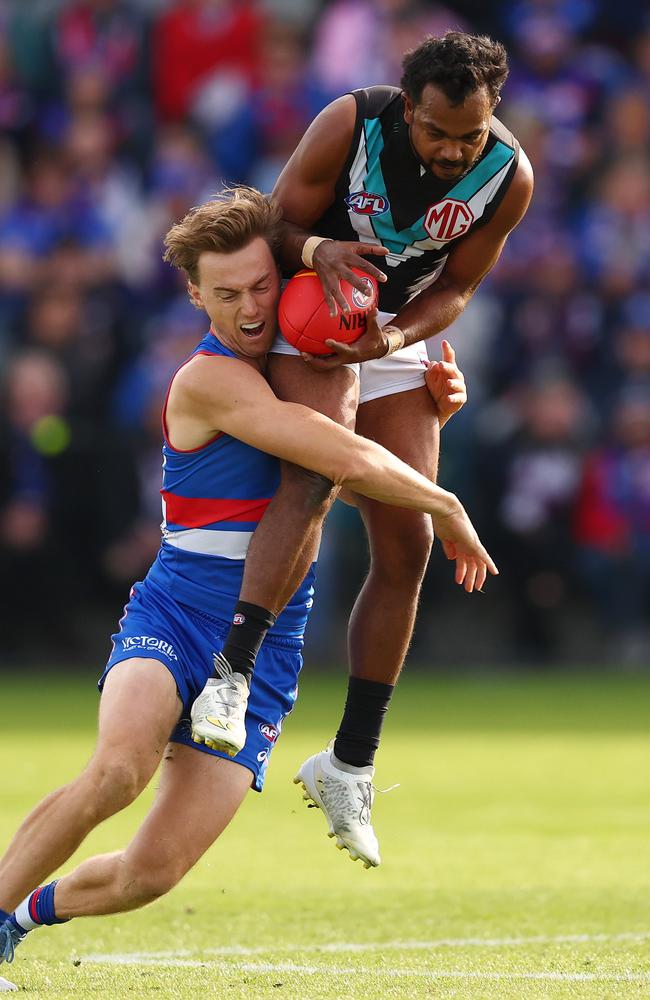 Willie Rioli takes a grab against the Bulldogs. Photo by Morgan Hancock/Getty Images.
