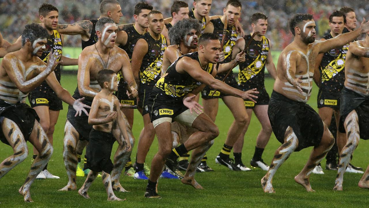 Sydney Stack leads the war cry at Dreamtime at the ‘G.