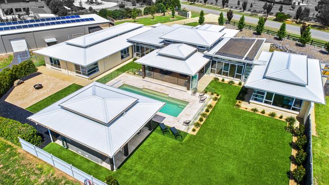 16 Bilyana Rd, Batesford is a 4100sq m lifestyle property.