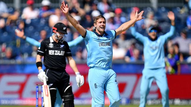 Chris Woakes strikes early to leave the Kiwis struggling.