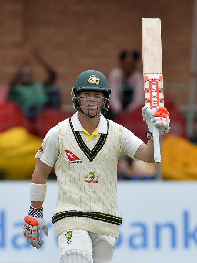 David Warner acknowledges applause after making his half century. Photo: Getty Images