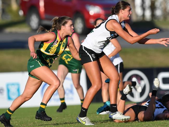 Grace Perry chases down Darcy Davies in QAFLW