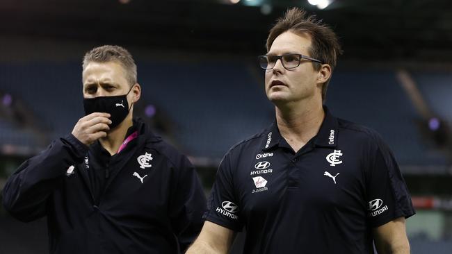 AFL Round 20. St Kilda v Cartlon at Marvel Stadium, Melbourne.  30/07/2021.   David Teague, senior coach of Carlton at 3/4 time with footy boss Brad Lloyd  .  Pic: Michael Klein