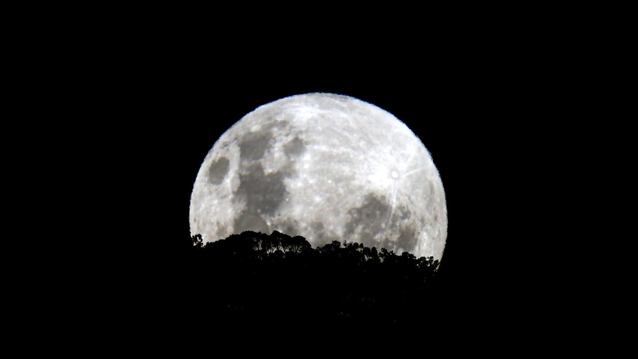A rare super blood moon rose over the nation's capital Canberra. Picture: NCA NewsWire / Gary Ramage