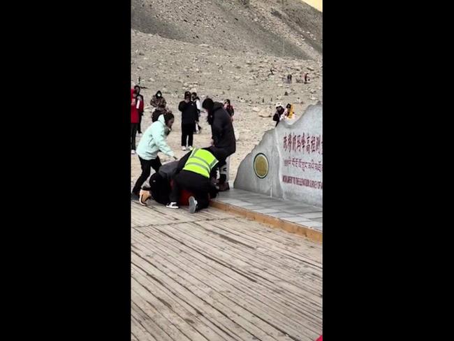 Fight erupts on Mt. Everest over photos