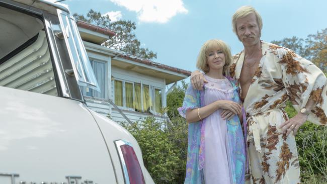 Kylie Minogue and Guy Pearce in Swinging Safari.