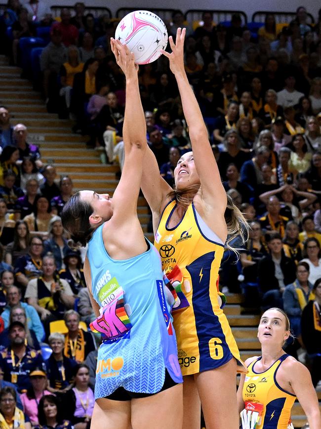 Lightning’s Cara Koenen gets above Olivia Lewis from the Mavericks. Picture: Getty Images