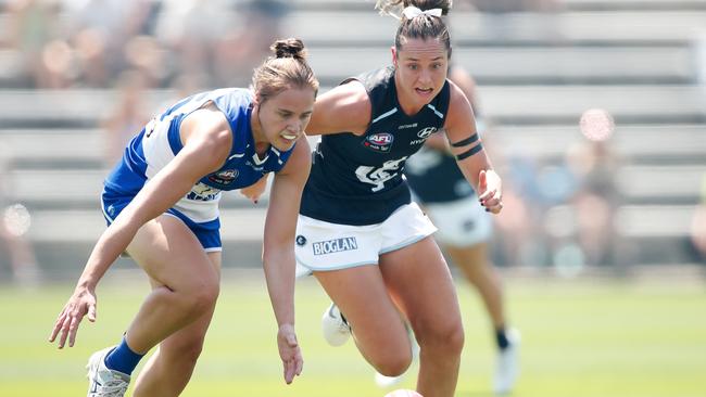 Jasmine Garner tries to collect the ball under pressure from Nicola Stevens.