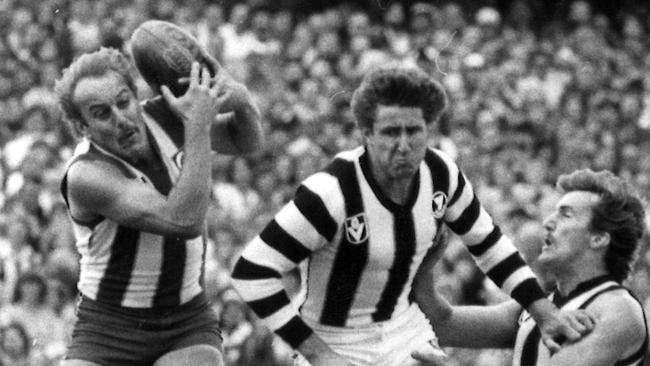 Malcolm Blight marks for North Melbourne over Collingwood’s Peter McCormack and Craig Stewart. 186