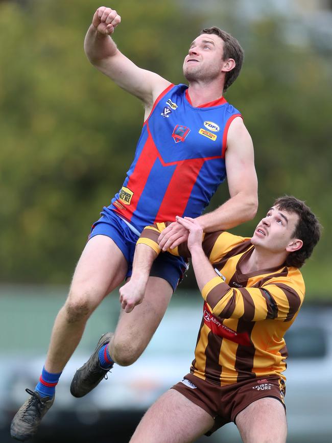 Kiewa-Sandy Creek’s Jordyn Croucher and Beechworth’s Hamish Malsem do battle.