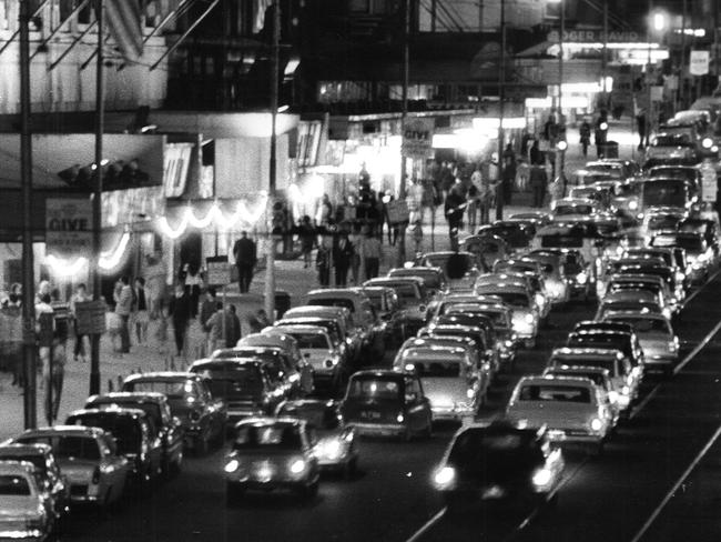 After: Bourke Street is packed as shoppers take advantage of relaxed shopping hours in December 1971. Picture: HWT Library