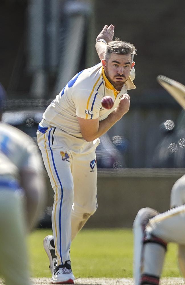 Ormond bowler Brendan Barry. Picture: Valeriu Campan