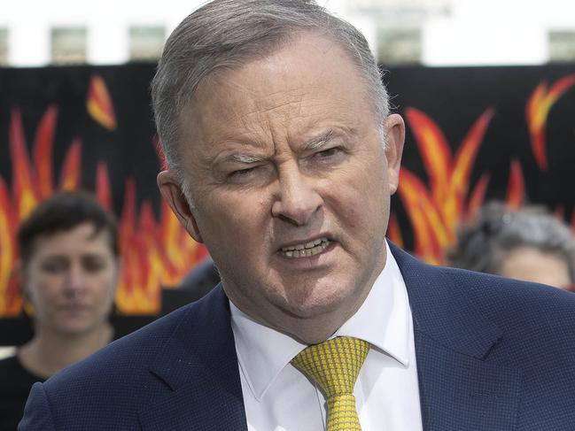 CANBERRA, AUSTRALIA-NCA NewsWire Photos: 28 OCTOBER 2020.The Leader of the Australian Labor Party, Anthony Albanese met with bushfire survivors demanding action on climate change. NCA NewsWire / Gary Ramage