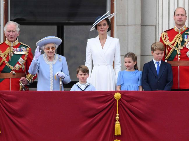 Britain's Queen Elizabeth II (C) stands with from left, Britain's Princess Anne, Princess Royal, Britain's Camilla, Duchess of Cornwall, Britain's Prince Charles, Prince of Wales, Britain's Prince Louis of Cambridge, Britain's Catherine, Duchess of Cambridge, Britain's Princess Charlotte of Cambridge , Britain's Prince George of Cambridge, Britain's Prince William, Duke of Cambridge , to watch a special flypast from Buckingham Palace balcony following the Queen's Birthday Parade, the Trooping the Colour, as part of Queen Elizabeth II's platinum jubilee celebrations, in London on June 2, 2022. - Huge crowds converged on central London in bright sunshine on Thursday for the start of four days of public events to mark Queen Elizabeth II's historic Platinum Jubilee, in what could be the last major public event of her long reign. (Photo by Daniel LEAL / AFP)