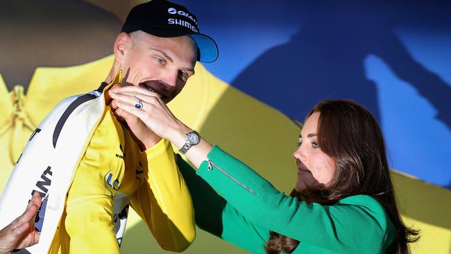 The Duchess of Cambridge awards the overall race leader's yellow jersey to Marcel Kittel.