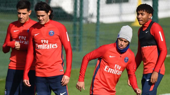 Paris Saint-Germain's Brazilian forward Neymar (2R) and Paris Saint-Germain's Uruguayan forward Edinson Cavani (2L)