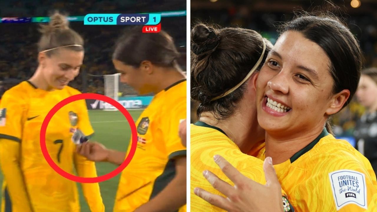 Sam Kerr hands over the armband to Steph Catley. Photo: Twitter, @OptusSport.