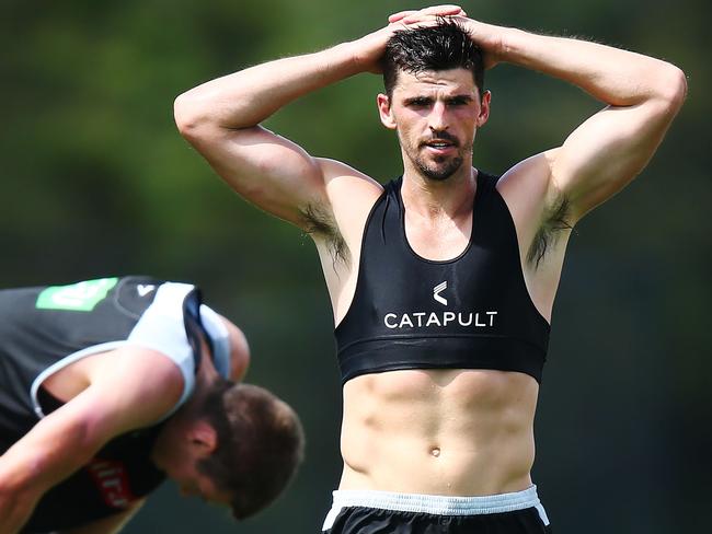 MELBOURNE, AUSTRALIA - JANUARY 29:  Scott Pendlebury of the Magpies cools down in the hot conditions during a Collingwood Magpies AFL training session on January 29, 2018 in Melbourne, Australia.  (Photo by Michael Dodge/Getty Images)