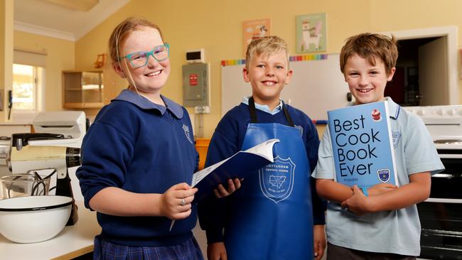 Harry Chase with Kirralee Brown, 9, and Nathan Klante, 8. Picture: Jonathan Ng