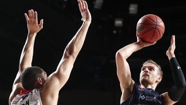 Anthony Drmic shoots over Darington Hobson. Picture: Sarah Reed.