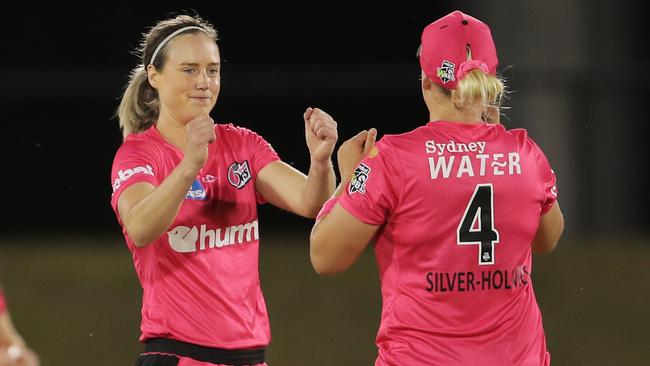 Sixers star Ellyse Perry took three key wickets against the Heat. Picture: Matt King/Getty Images