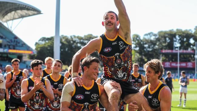 Taylor Walker is chaired off after his 200th game for the Crows.