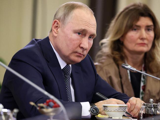 Russian President Vladimir Putin (L) partcipates in a meeting with mothers of Russia's servicemen participating in the military operation in Ukraine, ahead of Mother's Day at the Novo-Ogaryovo state residence, outside Moscow, on November 25, 2022. - Russian President Vladimir Putin meets a group of military mothers and wives for the first time since ordering Russian forces into Ukraine nine months ago. Mothers and wives of soldiers mobilised to fight in Ukraine, demanding urgently that the military make good on promises made by President Vladimir Putin. (Photo by Alexander Shcherbak / SPUTNIK / AFP)