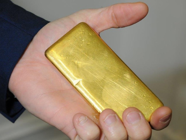 A supplied image obtained Friday, May 5, 2017 of Detective Senior Constable Jared Pragnell from the Gold Stealing Detection Unit holding a 1kg gold bar. A man contracted to the Perth Mint refinery has been charged with stealing the gold bar worth more than $52,000. (AAP Image/Supplied by WA Police) NO ARCHIVING, EDITORIAL USE ONLY