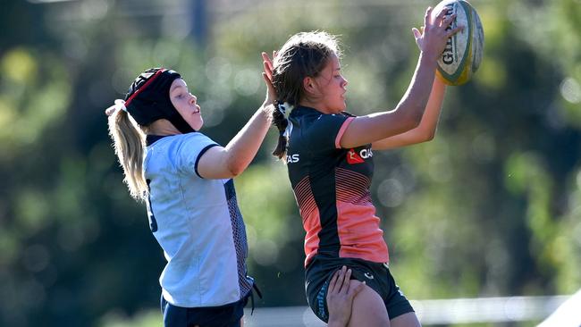 A lineout in an under 16 game.