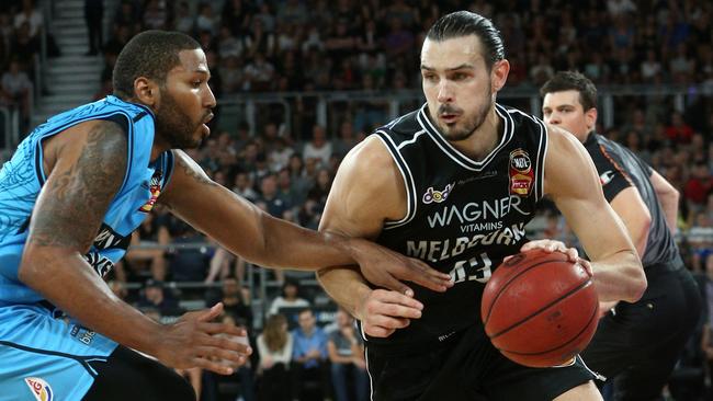 Melbourne United’s Chris Goulding drives on DJ Newbill of the New Zealand Breakers on Friday night.