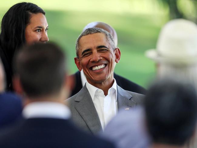Former US president Barack Obama (C) arrives for a traditional Maori welcome (powhiri) at Government House in Auckland on March 22, 2018. Obama is visiting New Zealand for a corporate speaking engagement organised by the NZ-US Council. / AFP PHOTO / POOL / Simon WATTS